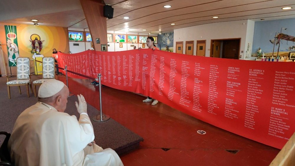 Папа Франциск благословляет ленту с именами учеников местных школ-интернатов  (Масквачис, 25 июля 2022 г.)