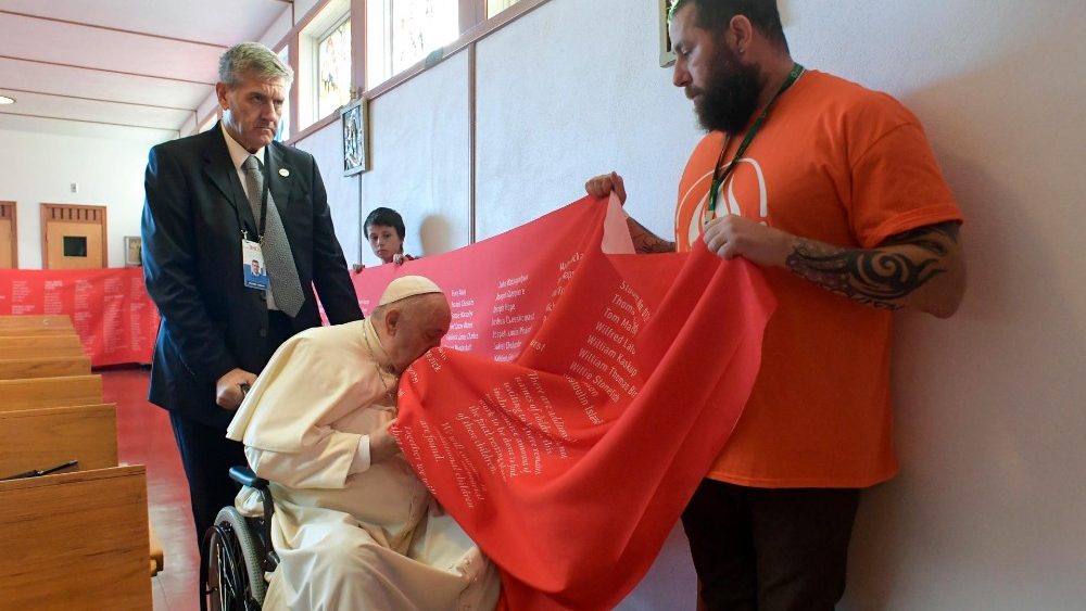 O Papa beija a faixa com os nomes da crianças no memorial de Maskwacis