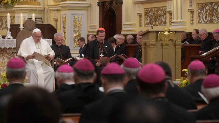 2022.07.28 Канадські єпископи на зустрічі з Папою в катедральному соборі Квебека