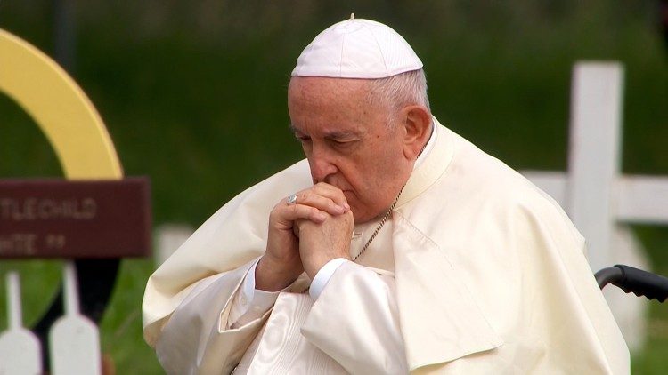 बच्चों की कब्रगाह में प्रार्थना 