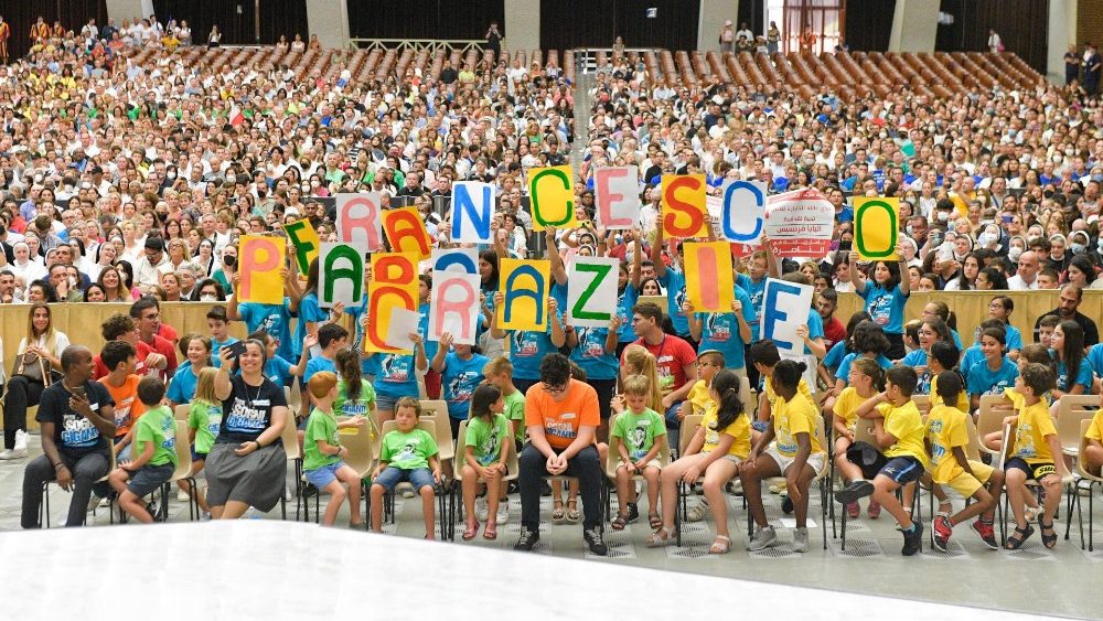 El Papa saluda a los chicos del Centro veraniego en el Vaticano