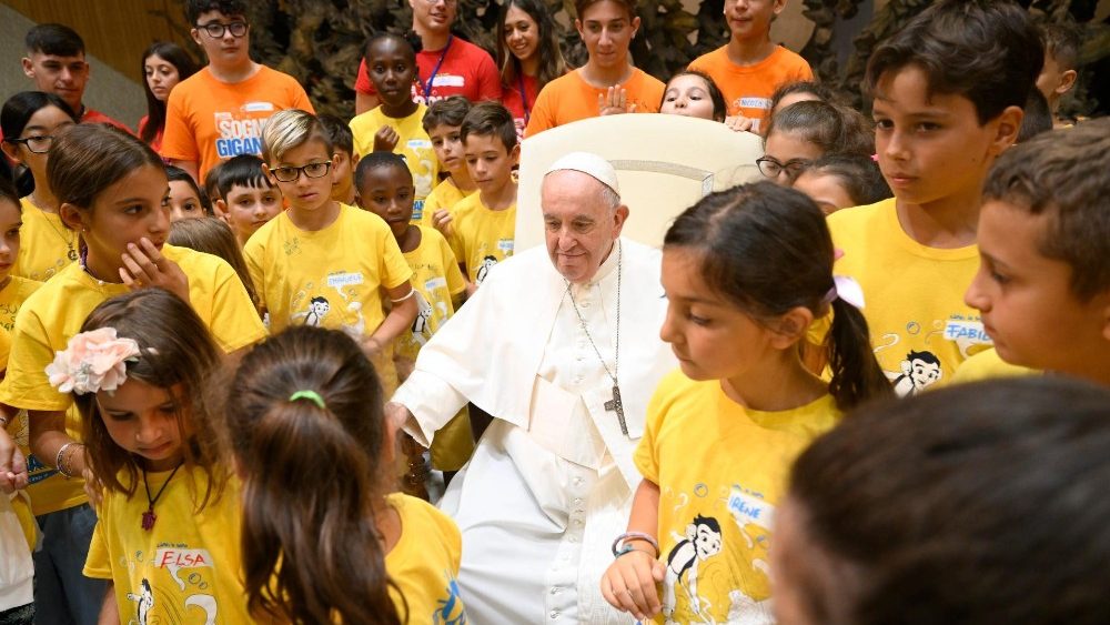 El Papa saluda a los chicos del Centro veraniego en el Vaticano