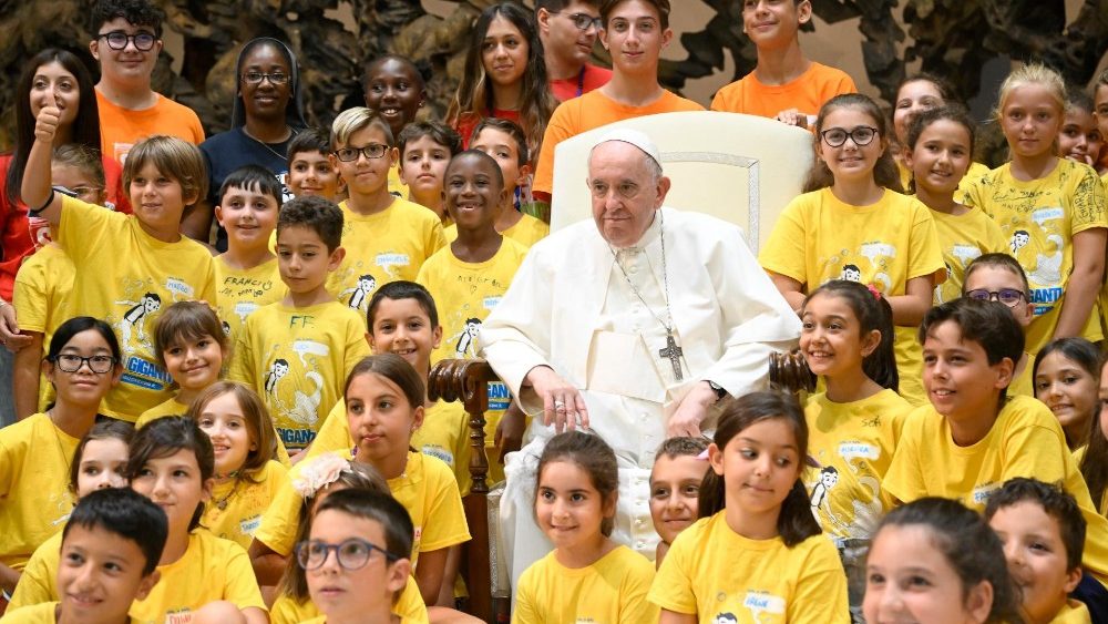 El Papa saluda a los chicos del Centro veraniego en el Vaticano
