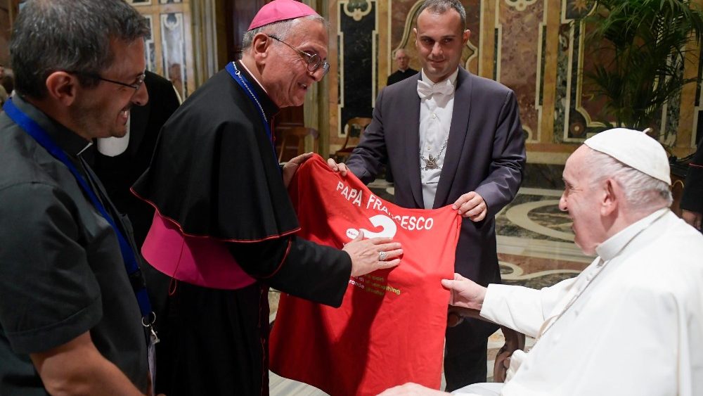 Monsignor Cibotti consegna al Papa una maglietta dell'Alpha Camp
