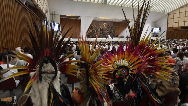 Aula Paolo VI gremita di gruppi diversi di fedeli per l'udienza generale 