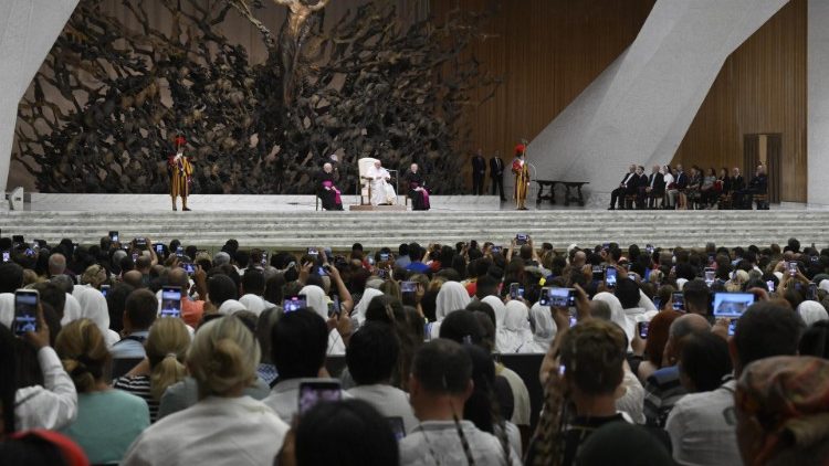 L'Aula Paolo VI gremita di fedeli