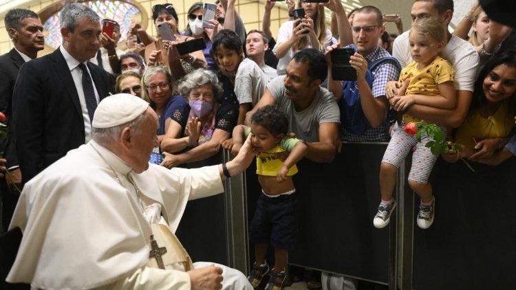 Francesco si sofferma con un gruppo di presenti all'udienza generale