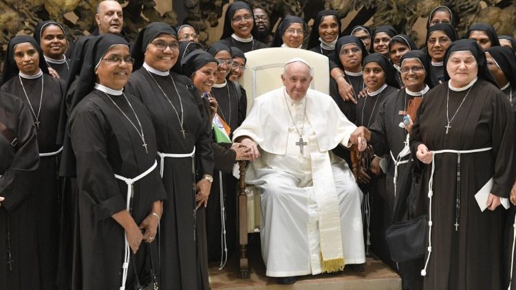 Il Papa con alcune religiose