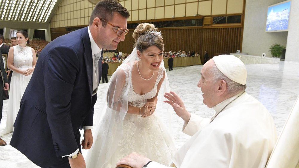 Papst Franziskus begrüßt Neuvermählte