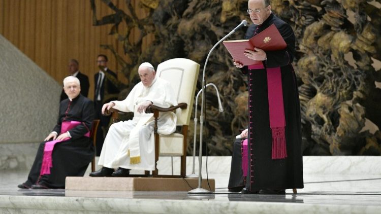 Mons. König (re) bei der Generalaudienz am 17. August