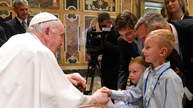 Il Papa con alcuni bambini, figli dei membri dell'International Catholic Legislators Network