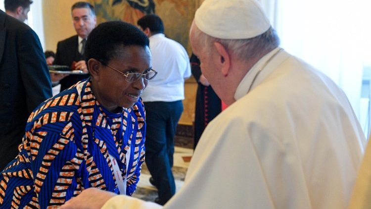 Francesco saluta una delle partecipanti all'Incontro promosso dalla Conferenza mondiale degli Istituti secolari