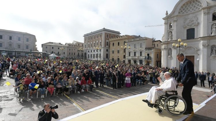 Քահանայապետը Աքուիլայի Աթոռանիստ Եկեղեցւոյ մէջ