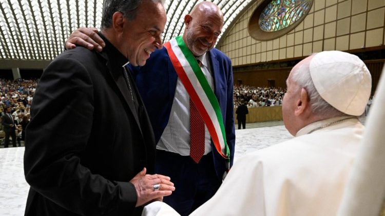 O bispo Domenico Pompili e o prefeito de Amatrice