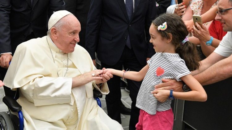 Papst Franziskus in der vatikanischen Audienzhalle