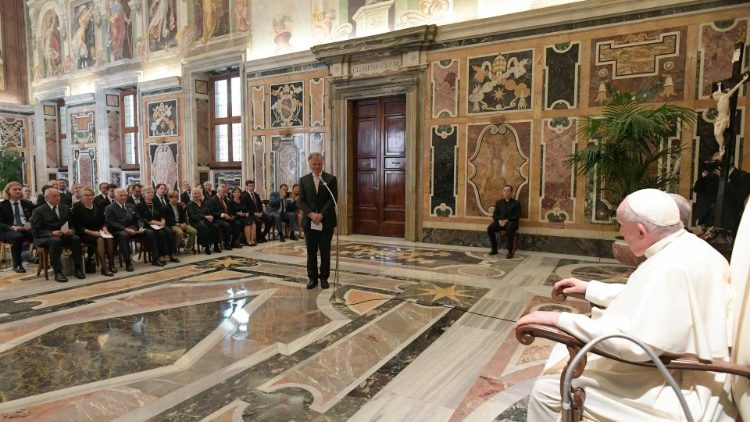 Il saluto al Papa del segretario generale della Fondazione AVSI Giampaolo Silvestri