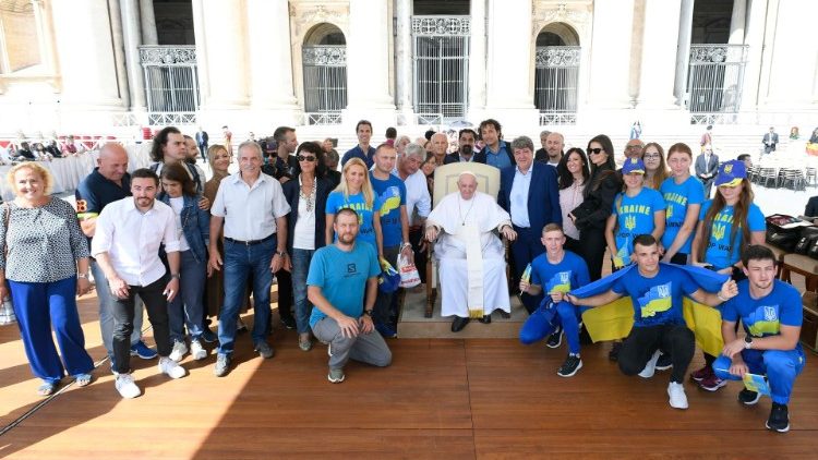 Francisco saluda al equipo nacional ucraniano de skiroll, en Italia para la etapa de la Copa del Mundo 