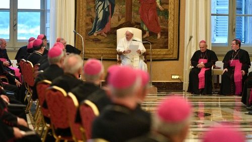 Il Papa: il mondo scosso da una guerra con rischi di escalation nucleare