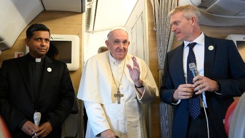 VIDEO Papežev pozdrav novinarjev med letom v Kazahstan