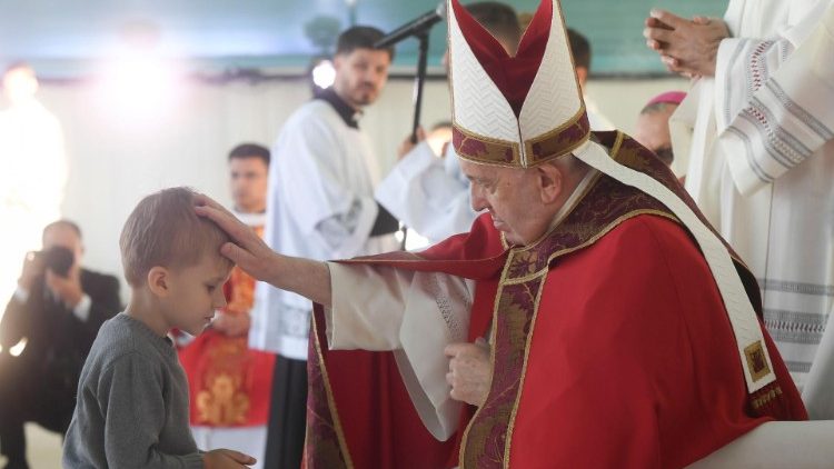 Francisco bendice a un niño que se le acercó antes del inicio de la Santa Misa en Nursultán, Kazajistán.