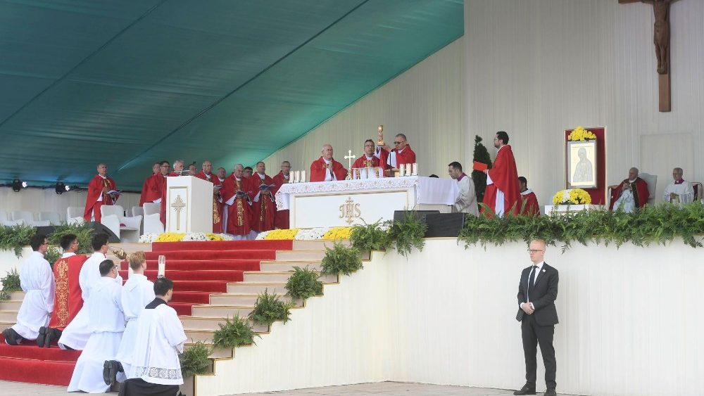 Missa Papa no Cazaquistão em 14.09.2022. Atrás do Altar, o ícone de Maria "Mãe da Grande Estepe" (Vatican Media)