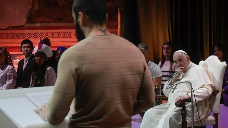 Papst Franziskus hört die Zeugnisse einzelner Teilnehmer