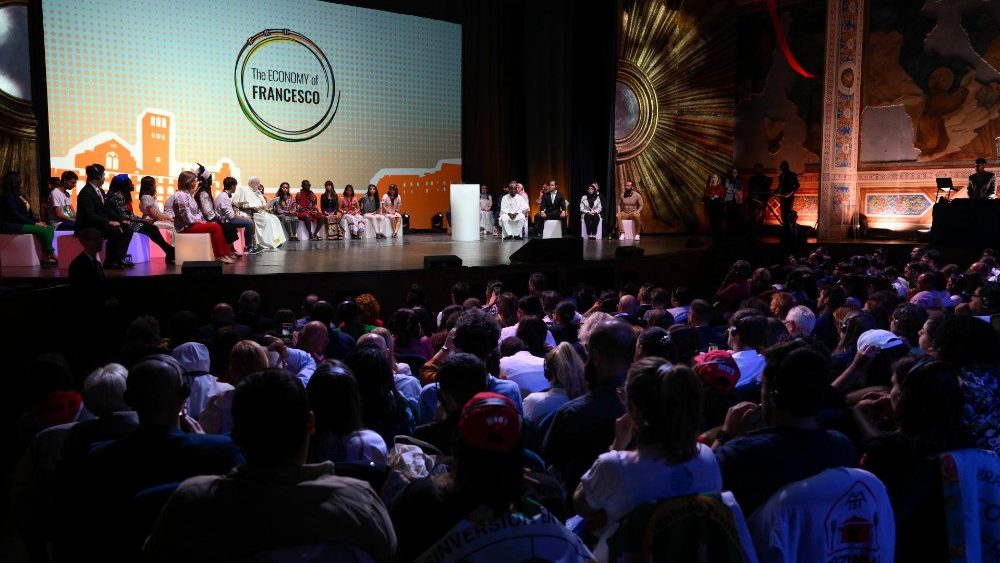 Pápež osobne prišiel do Assisi medzi tisícku účastníkov z celého sveta