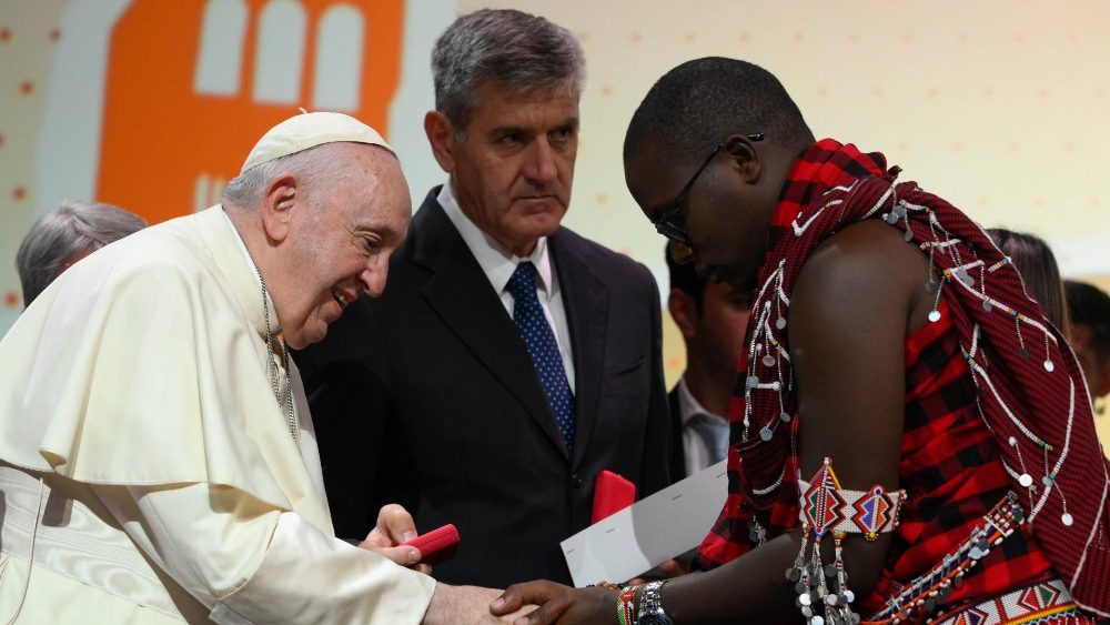 Pápež osobne prišiel do Assisi medzi tisícku účastníkov z celého sveta