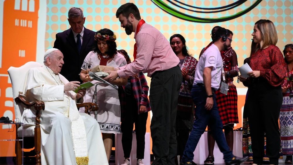 Pápež osobne prišiel do Assisi medzi tisícku účastníkov z celého sveta