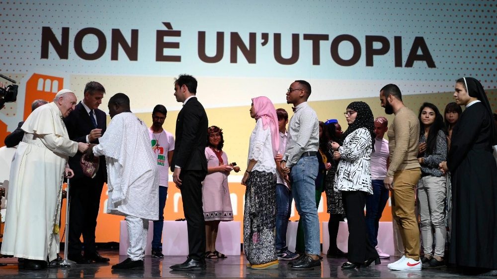 Pápež osobne prišiel do Assisi medzi tisícku účastníkov z celého sveta