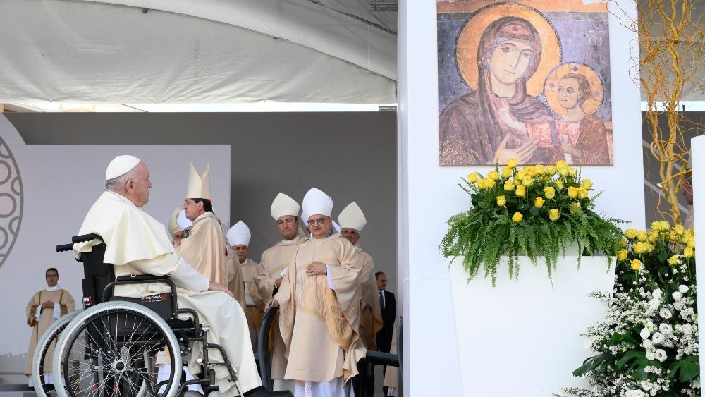 En Matera, el Papa Francisco  preside la Misa conclusiva del XXVII Congreso Eucarístico Nacional y reza a la Virgen María