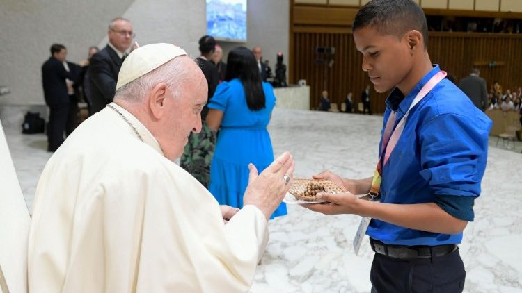 O adolescente do município de Chaves, no Pará, ao entregar o terço a Francisco