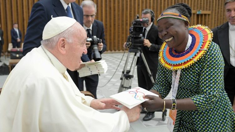 Saludo de ls participantes al Papa
