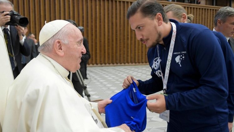 Un momento dell'incontro di Papa Francesco con i partecipanti al Convegno sullo sport (30 settembre)