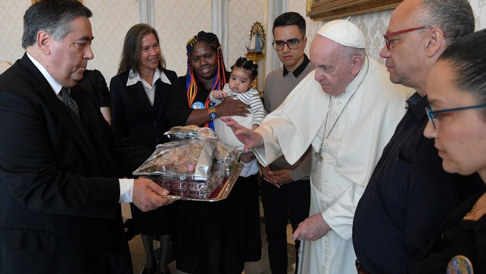 O encontro de Francisco com a comitiva  da Colômbia