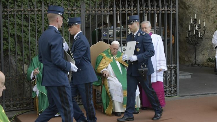Pendant la messe pour la Gendarmerie vaticane