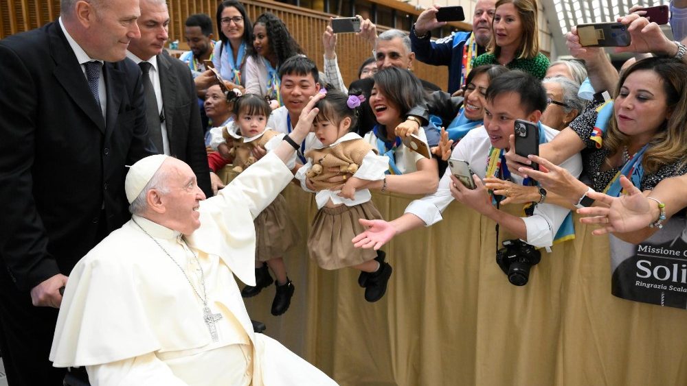 O Papa saudando os peregrinos e migrantes na Sala Paulo VI