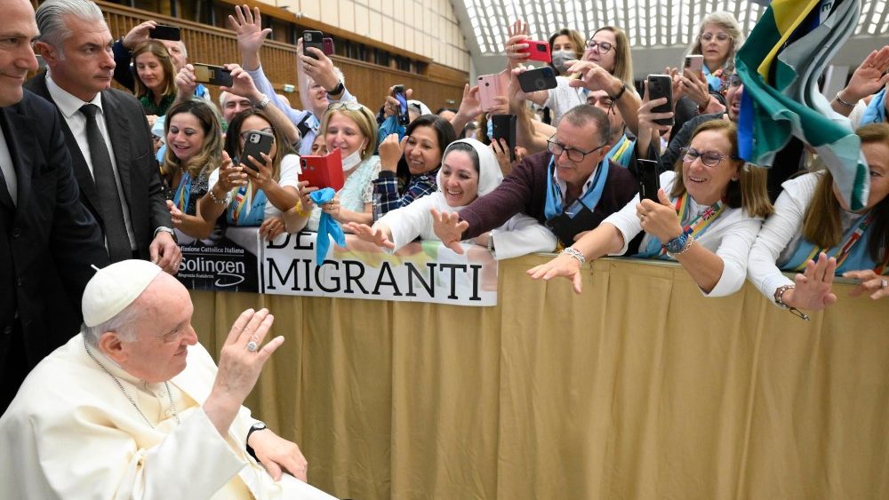 O Papa saudando os peregrinos e migrantes na Sala Paulo VI