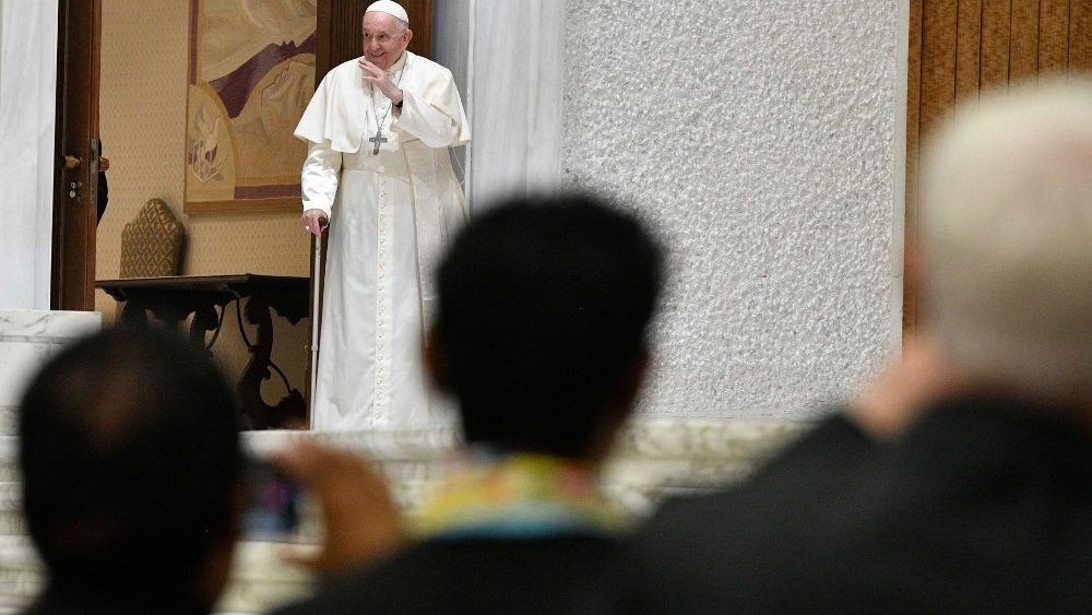 Francisco na Sala Paulo VI para encontrar os peregrinos que participaram da canonização de João Batista Scalabrini