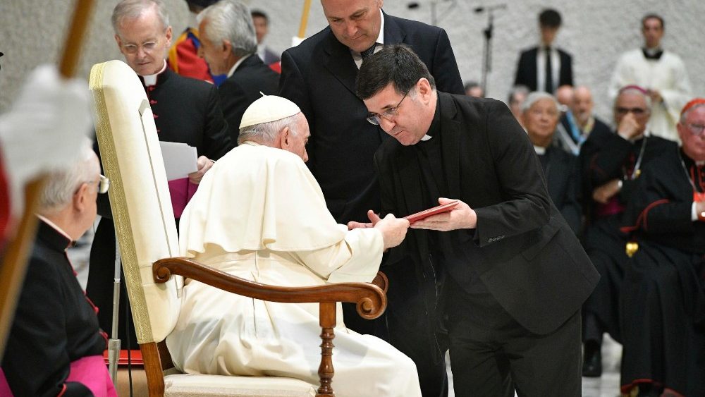 O Papa com o superior-geral dos Scalabrinianos, pe. Leonir Chiarello