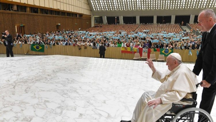 Zahlreiche Pilger bevölkerten an diesem Montag die Audienzhalle