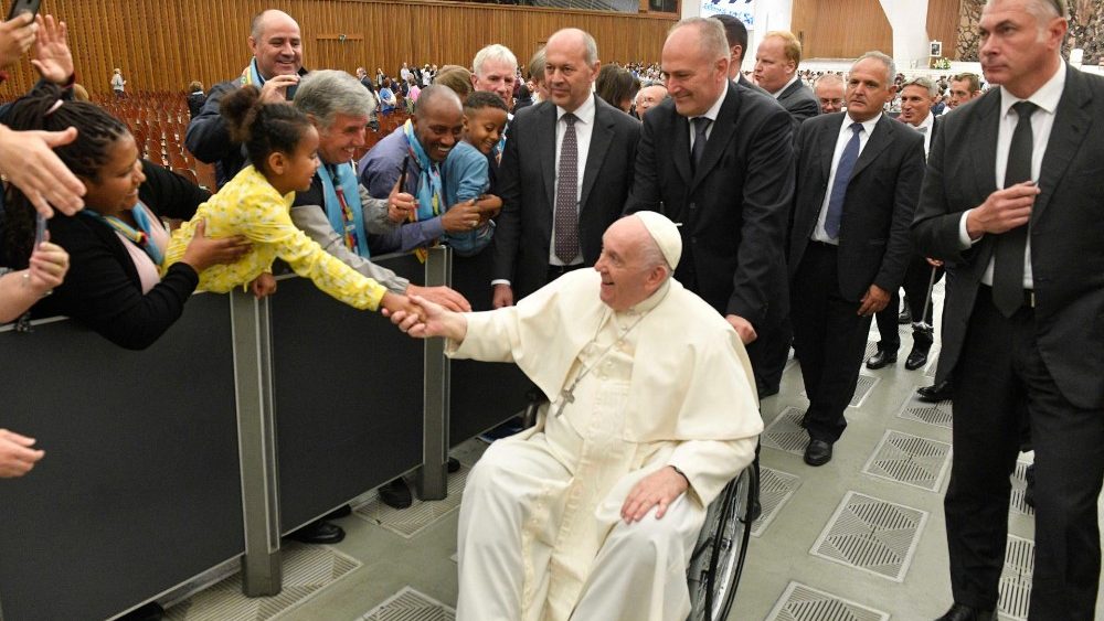 O Papa saudando os peregrinos e migrantes na Sala Paulo VI
