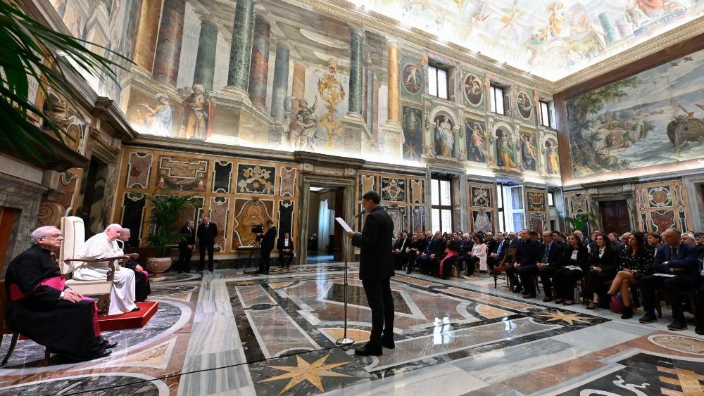 Papa com membros do Pontifício Instituto das Missões Estrangeiras (P.I.M.E.) por ocasião do 150º aniversário da revista "Mondo e Missione"