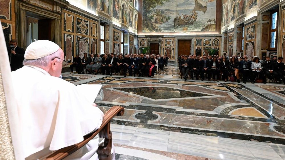 Papa com membros do Pontifício Instituto das Missões Estrangeiras (P.I.M.E.) por ocasião do 150º aniversário da revista "Mondo e Missione"