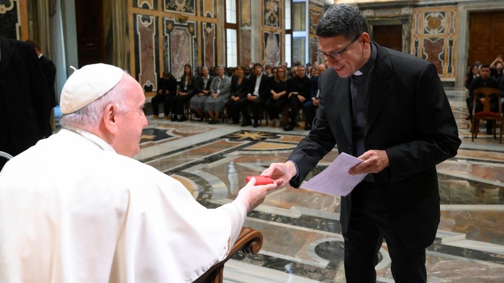 Papa com membros do Pontifício Instituto das Missões Estrangeiras (P.I.M.E.) por ocasião do 150º aniversário da revista "Mondo e Missione"
