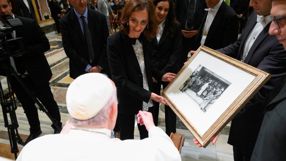 Papa com membros do Pontifício Instituto das Missões Estrangeiras (P.I.M.E.) por ocasião do 150º aniversário da revista "Mondo e Missione"