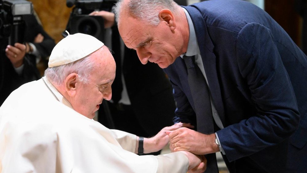 Papa com membros do Pontifício Instituto das Missões Estrangeiras (P.I.M.E.) por ocasião do 150º aniversário da revista "Mondo e Missione"
