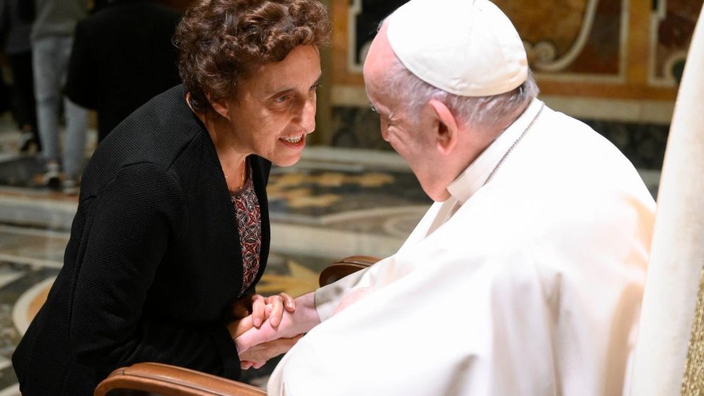 Papa com membros do Pontifício Instituto das Missões Estrangeiras (P.I.M.E.) por ocasião do 150º aniversário da revista "Mondo e Missione"