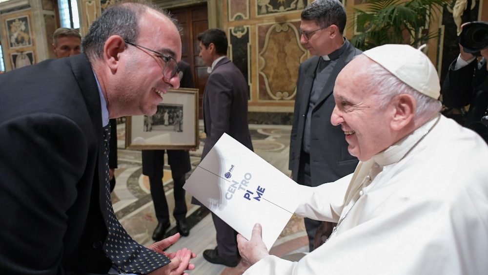 Papa com membros do Pontifício Instituto das Missões Estrangeiras (P.I.M.E.) por ocasião do 150º aniversário da revista "Mondo e Missione"