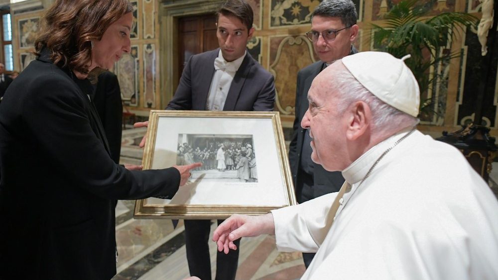 Papa com membros do Pontifício Instituto das Missões Estrangeiras (P.I.M.E.) por ocasião do 150º aniversário da revista "Mondo e Missione"